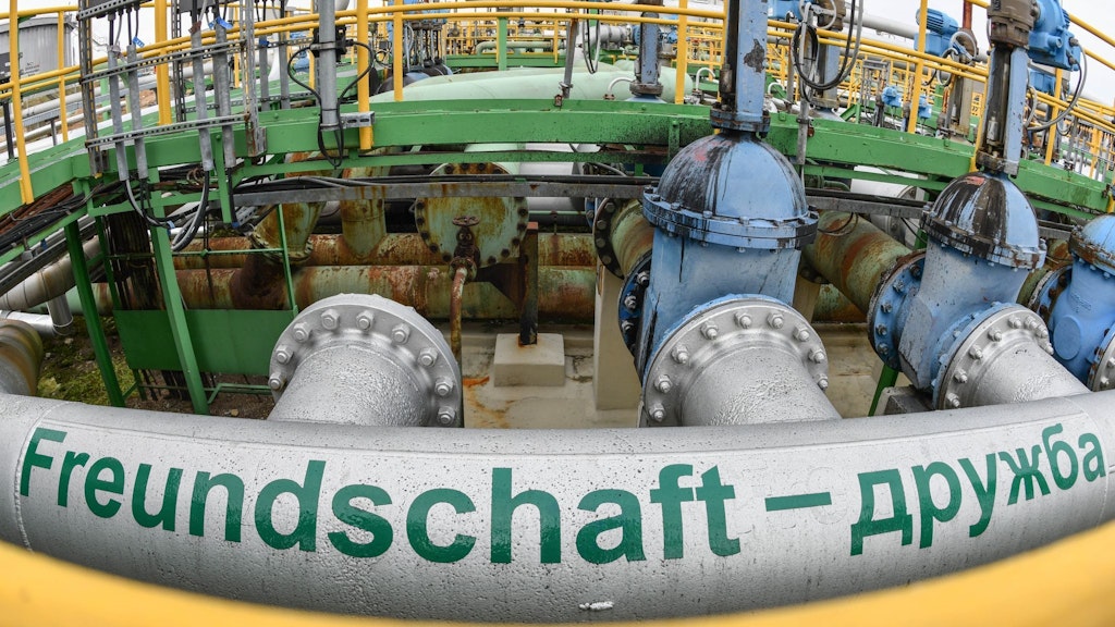 In der Raffinerie endet die Druschba-Trasse, die Rohöl aus dem 3000 Kilometer entfernten russischen Ural durch Belarus und Polen nach Schwedt bringt. Zwölf Millionen Tonnen werden jährlich unter der Oder hindurch in das PCK gepumpt.