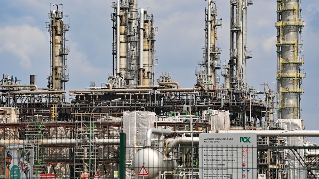 Die viertgrößte Raffinerie Deutschlands bekommt ihren Rohstoff nicht nur aus Russland, sie ist ein russisches Unternehmen. Seit zehn Jahren gehört sie zu 54 Prozent dem Rosneft-Konzern.