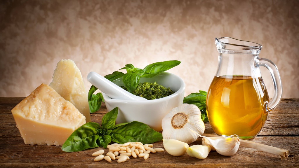 Die Zutaten für ein echtes italienisches Pesto sind überschaubar - der Soßen-Klassiker ist sehr schnell zubereitet.