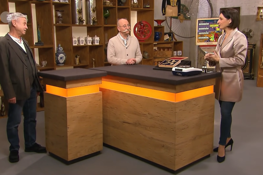 Rentner Ernst (links) bringt goldenen Schmuck zur Expertise, „Bares für Rares“-Moderator Horst Lichter und Expertin Wendela Horz staunen.