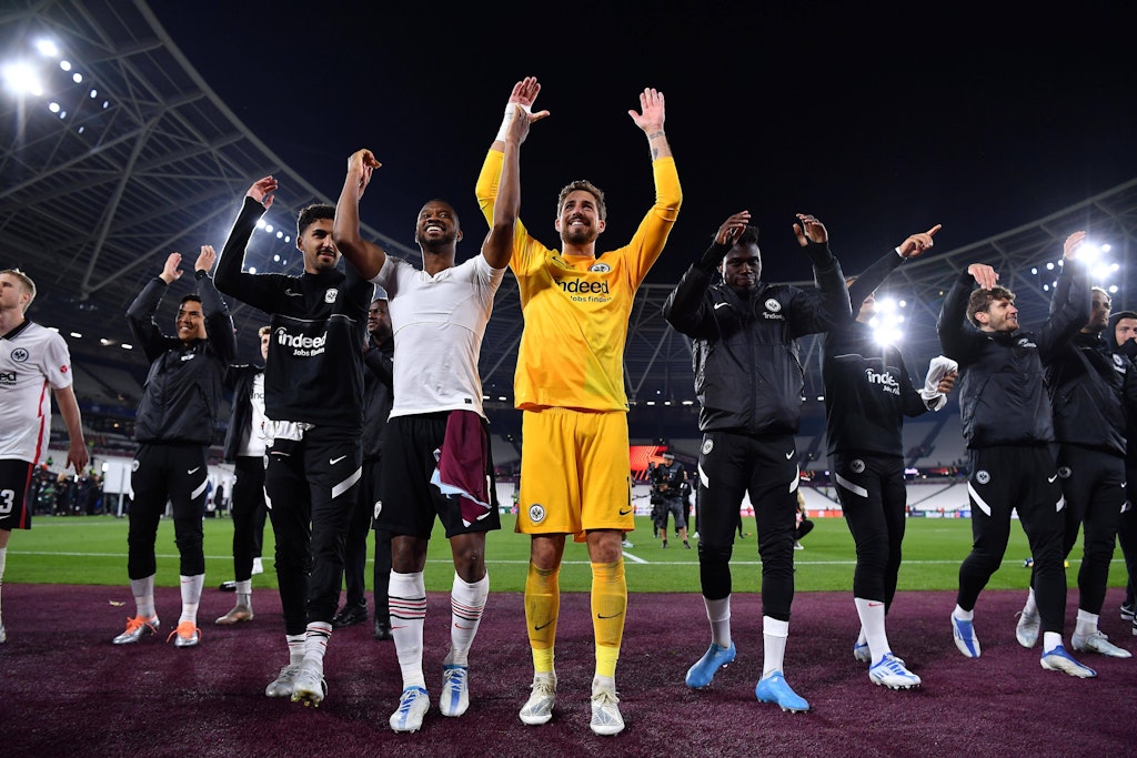 Frankfurts Keeper Kevin Trapp und Kollegen feiern ausgelassen den 2:1-Erfolg bei West Ham.