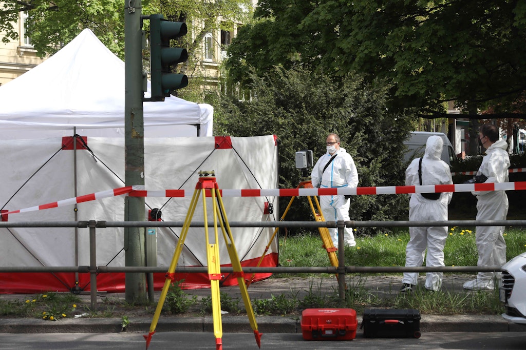 Ein Zelt für die Kriminaltechniker ist über dem Tatort aufgebaut: In Pankow gab es Mühlenstraße, Ecke Maximilianstraße einen Mord.