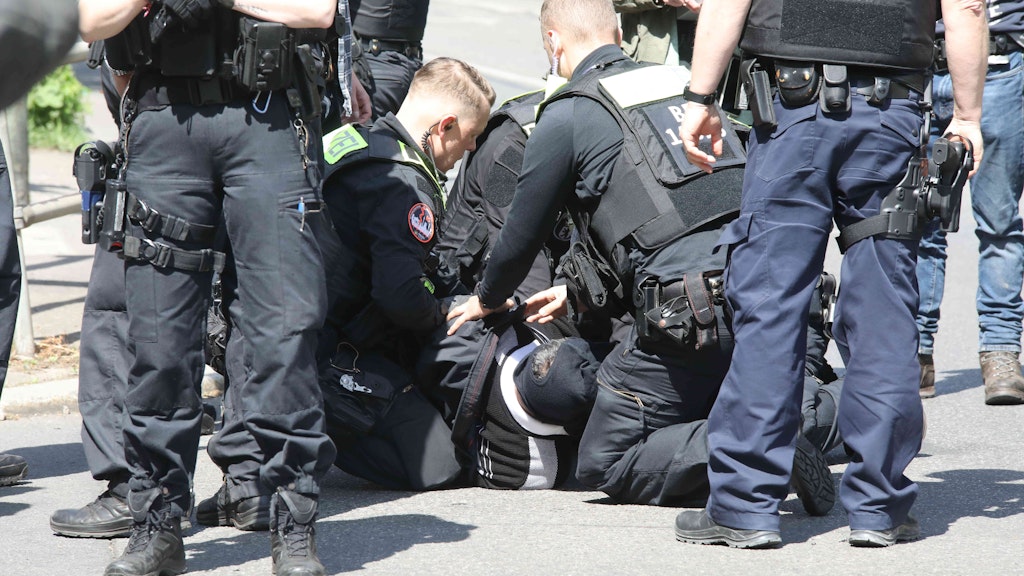 Die Polizei nimmt den Tatverdächtigen fest.