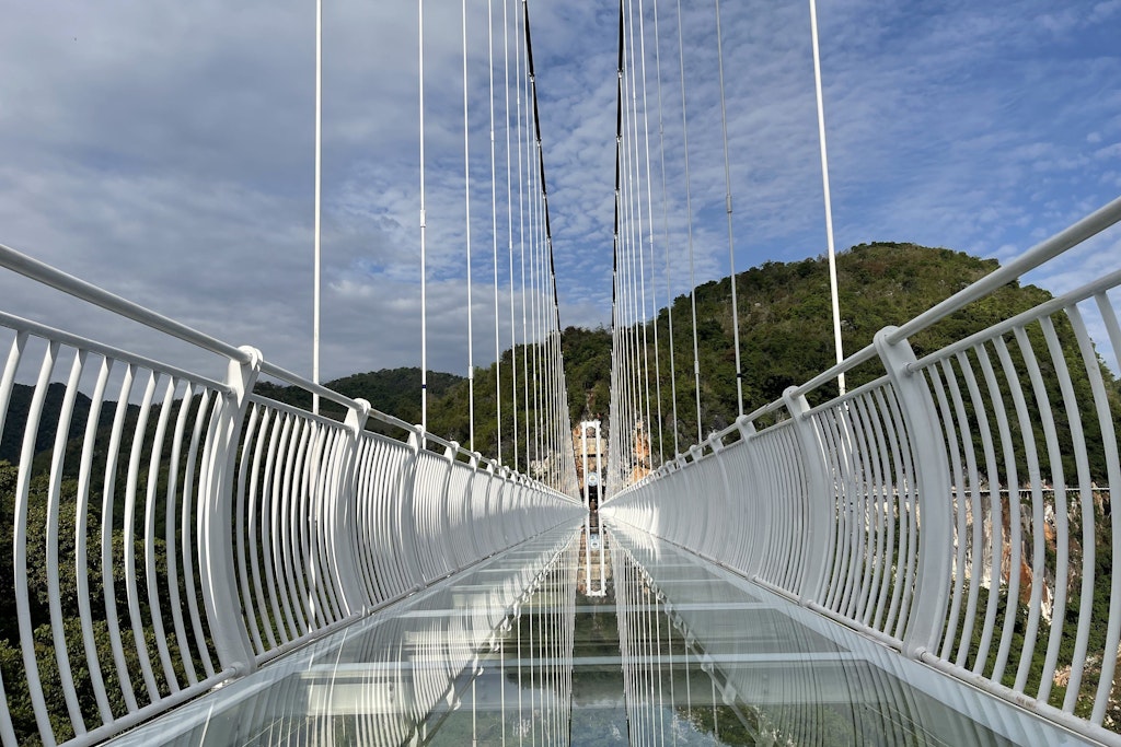 Moc Chau: Die Bach-Long-Glasbrücke (auf Deutsch: Weißer Drache) im Hochland von Vietnam.