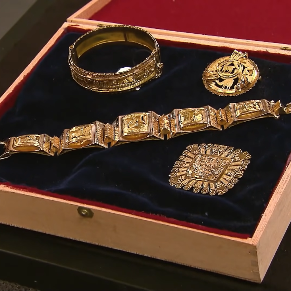 Der Schmuck beeindruckt - allein das Gold ist 4000 Euro wert, stellt die Bares für Rares-Expertin fest.