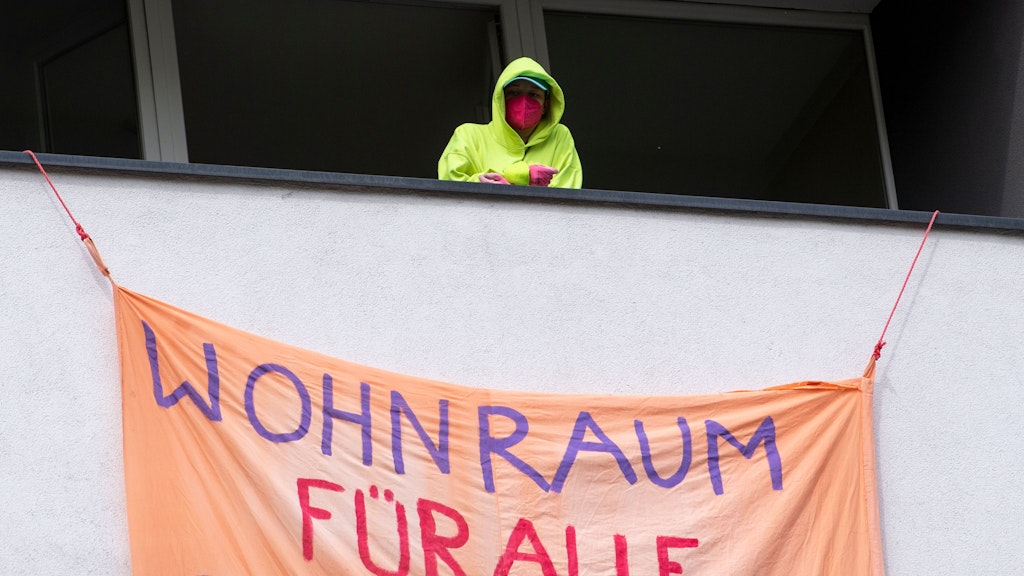 Berlin: Im Bezirk Mitte wurde ein leer stehendes Hostel besetzt, die Fassaden mit Transparenten verhängt.