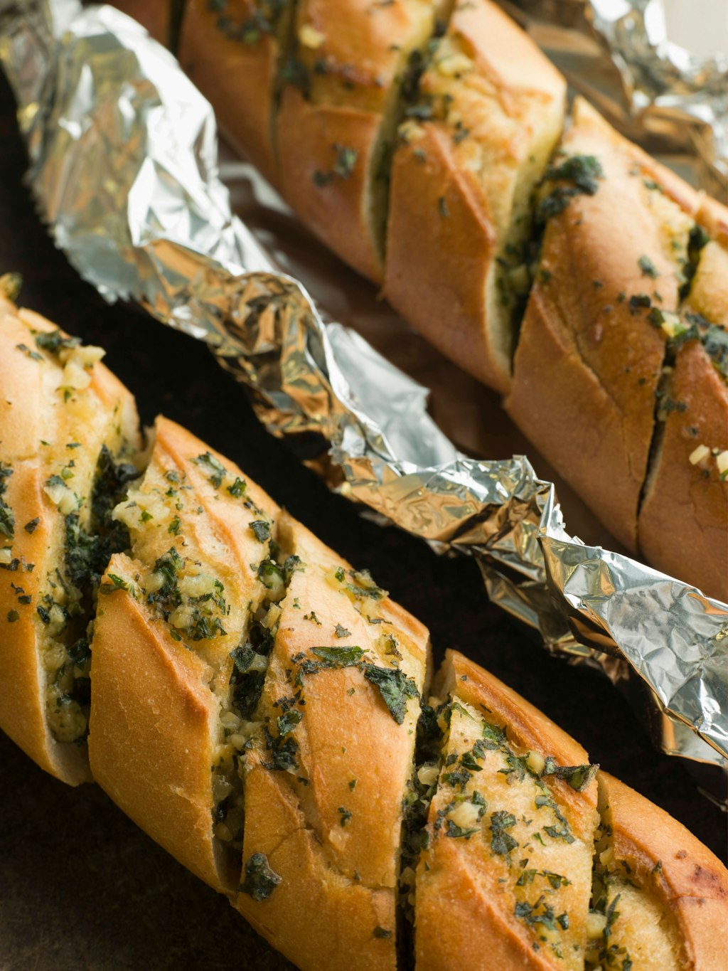 So kennen viele das klassische Knoblauchbaguette. Mit dem Rezept für selbst gemachte Knoblauchbutter schmeckt es gleich doppelt so gut.