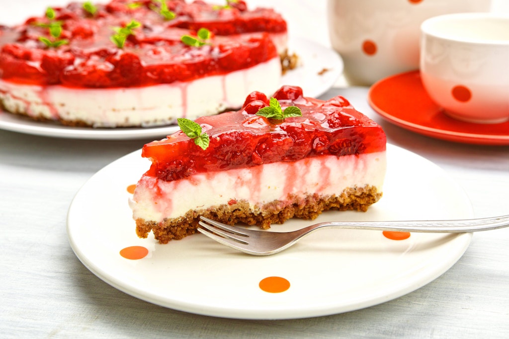 Diese einfache Himbeertorte mit cremigem Vanillepudding und leckerem Keksboden ist ganz einfach zu machen.