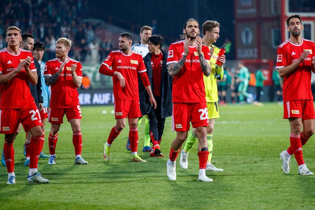 Unzufriedene Gesichter bei Christopher Trimmel & Co.! Die Spieler des 1. FC Union wurden trotzdem nach dem Schlusspfiff von ihren Fans besungen und bejubelt.