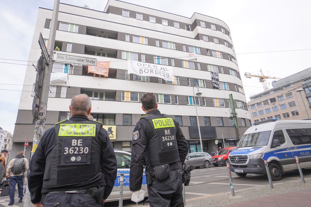 Polizisten stehen vor dem besetzten Wombat<strong>’s</strong>-City-Hostel in Berlin-Mitte. Das Haus steht seit 2019 leer.