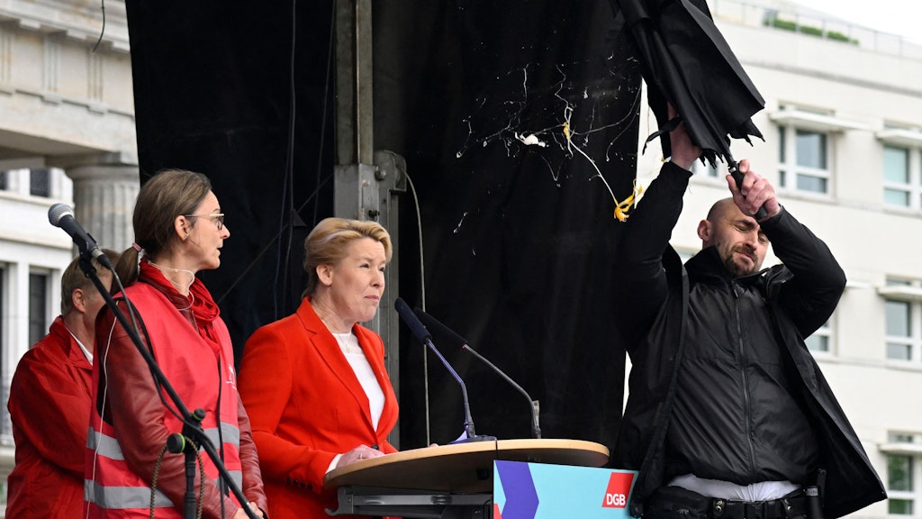 Franziska Giffey war am Brandenburger Tor Ziel einer Eier-Attacke.