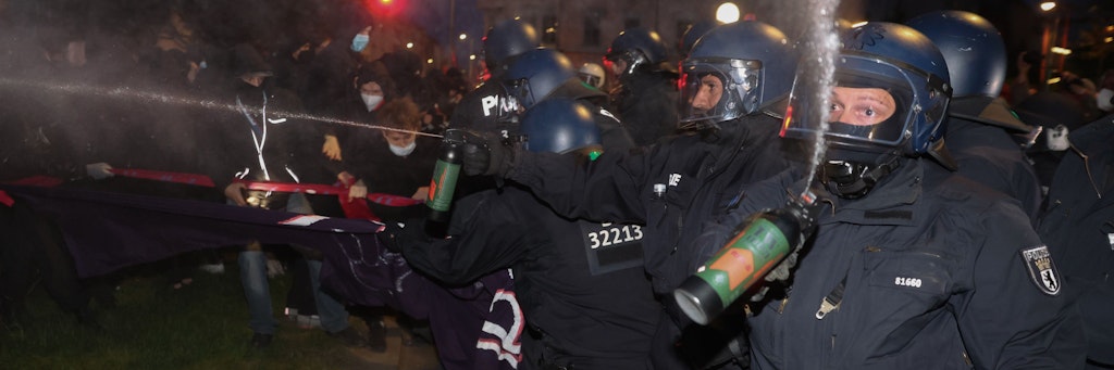 Polizisten versprühen bei der „Revolutionären 1. Mai-Demonstration“ Reizgas.