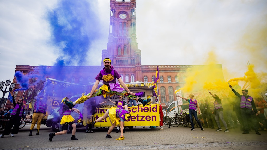 Tänzer der Bürgerinitiative „Deutsche Wohnen & Co. enteignen“ traten bei einer Kundgebung der Fahrraddemonstration linker Gruppen vor dem Roten Rathaus auf.