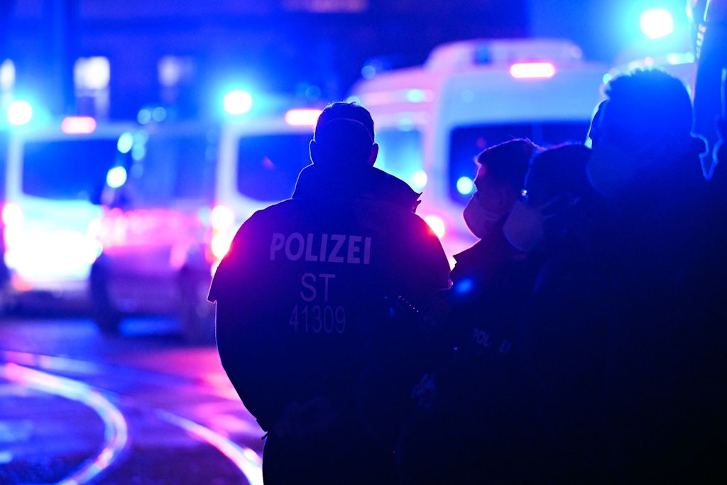 Polizisten stehen bei einem Einsatz auf der Straße. (Symbolbild)
