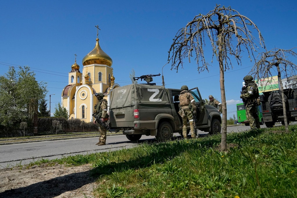 Russische Soldaten bewachen in Berdjansk im Gebiet der Donezker „Volksrepublik“ in der Ostukraine den Bereich vor einer orthodoxen Kirche.