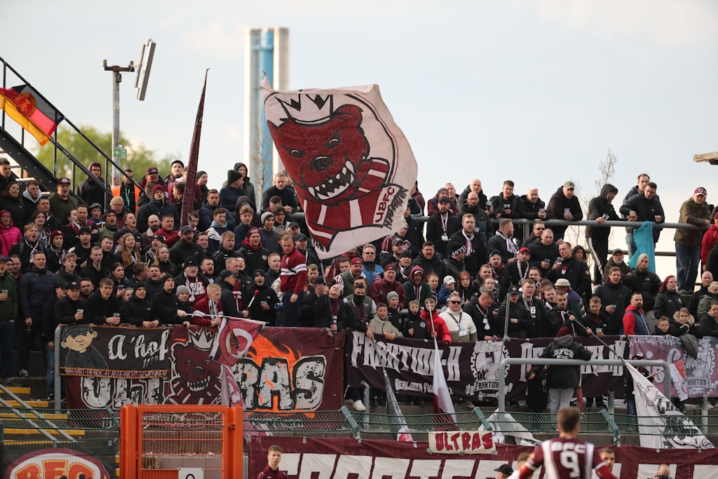 Wenn die bunten Fahnen wehen, kommt ein Titel bald daher ... Die BFC-Fans sind heiß auf das Spiel am Sonnabend gegen den BAK.