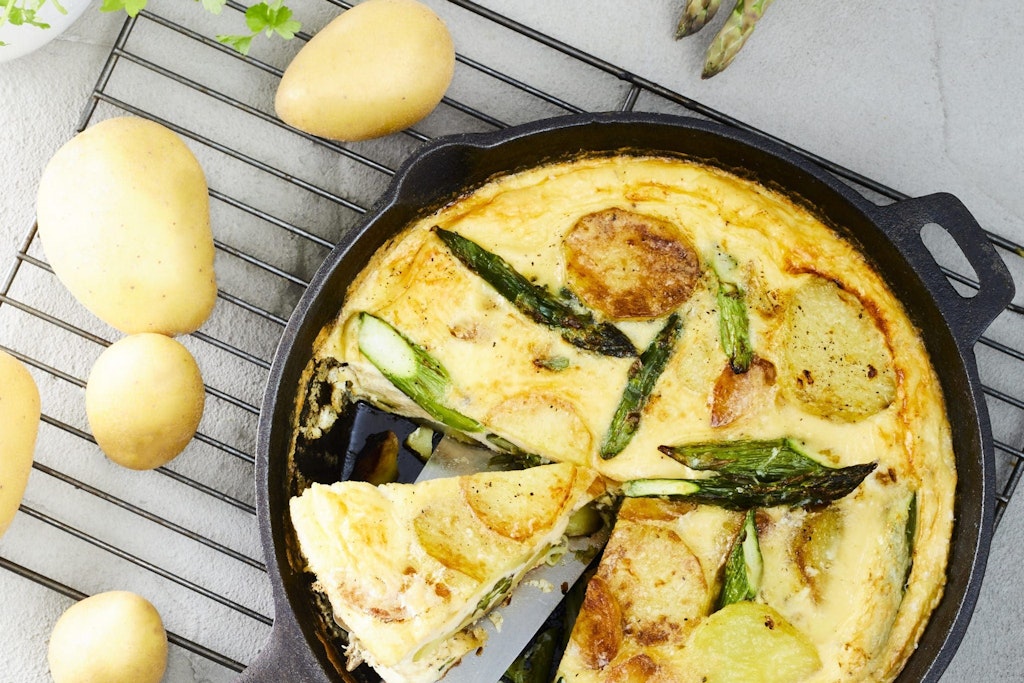 Der spanische Klassiker Tortilla mit grünem Spargel verfeinert. Dazu ein frischer Kräuter-Quark – sehr lecker!