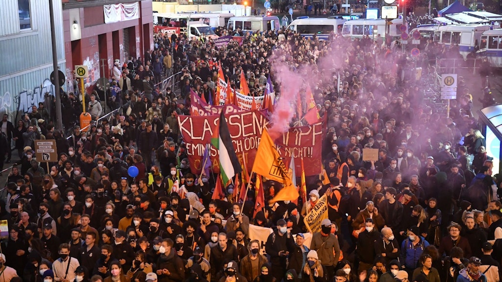 Teilnehmer der «Revolutionären 1. Mai-Demonstration» ziehen durch Kreuzberg am Kottbusser Tor vorbei.