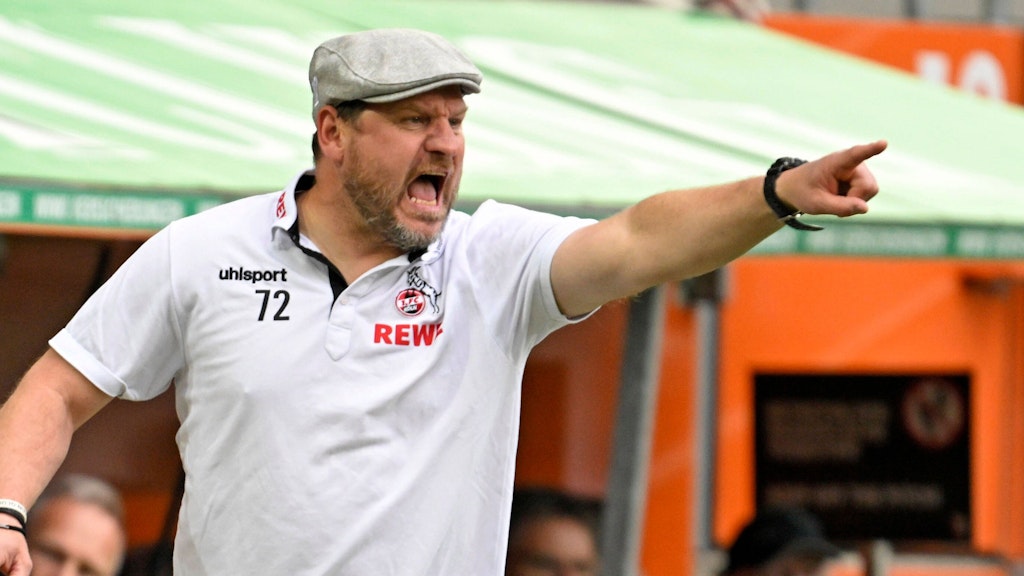 Sonst voller Energie und mit Mütze an der Seitenline beim 1. FC Köln, am Montag emotional, mit Mütze und sogar einer Jacke an bei den Eisbären: Steffen Baumgart.