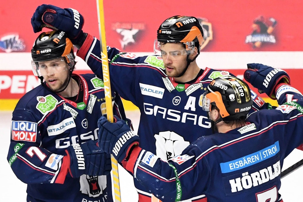 Da wissen sie noch nicht, dass sie gerade für den Sieg in Finale Nr. 3 gegen Red Bull München gesorgt haben. Torschütze Dominik Bokk (l.), Vorbereiter Kai Wissmann und Eisbären-Kapitän Frank Hördler.
