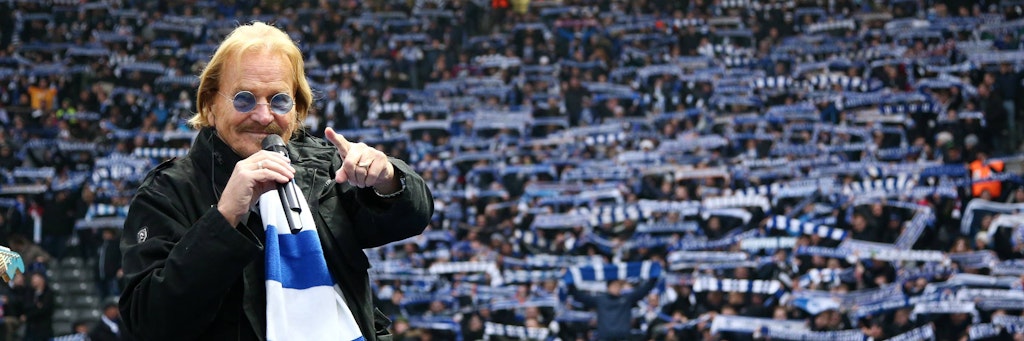 Sänger Frank Zander will am Sonnabend gegen Mainz seiner Hertha-Hymne in der Ostkurve singen und so den Streit zwischen Ultras und Spielern schlichten.