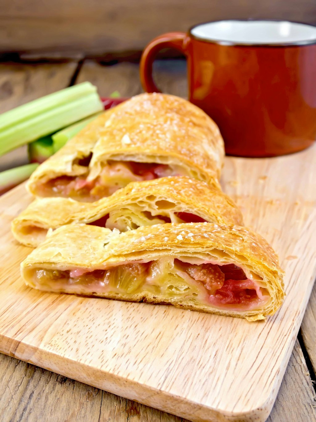 Den Rhabarber-Strudel vor dem Servieren noch mit Puderzucker bestreuen.