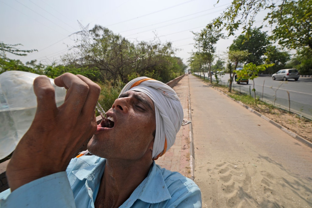 Ein Mann in Neu Delhi löscht seinen Durst mit Wasser. Die indische Hauptstadt befindet sich, wie viele andere Teile Südasiens, inmitten einer rekordverdächtigen Hitzewelle.