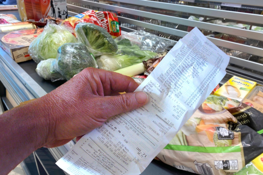 Einkaufen wird immer teurer - wer aber ein paar einfache Tricks beherzigt, kann pures Geld sparen.