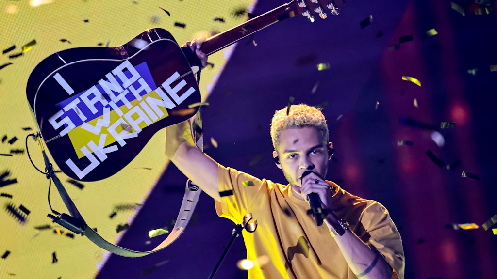 Winner Malik Harris zeigt Solidarität mit der Ukraine beim deutschen ESC-Vorentscheid.