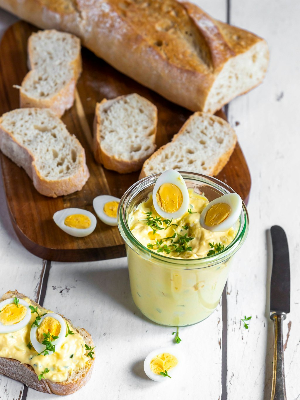 Auf Brot schmeckt Eiersalat einfach köstlich. Probieren Sie das Rezept mal aus!