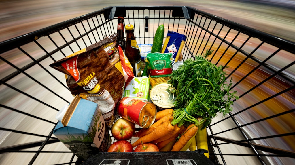 Ein Einkauf liegt in einem Einkaufswagen in einem Supermarkt. Die Preise für Lebensmittel steigen derzeit drastisch an.