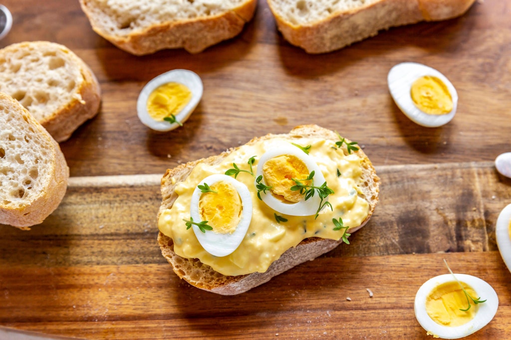 Eiersalat ist einfach köstlich und so gut, um hart gekochte Eier zu verbrauchen. Ein schwieriges Rezept braucht es dafür nicht.