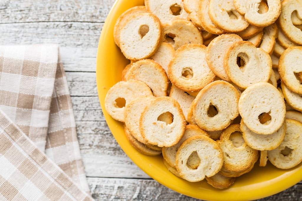 Brotchips gibt es in jedem Supermarkt – und sie machen sich bei diesem Rezept prima im Tomatensalat.
