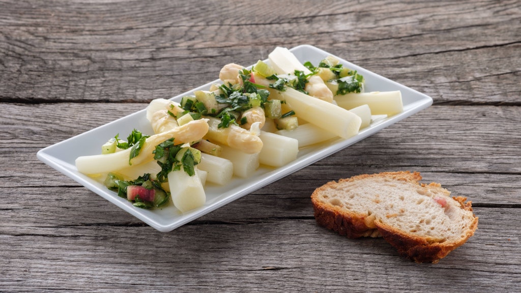 Zu einem köstlichen Spargelsalat kann man eine Scheibe Brot servieren.