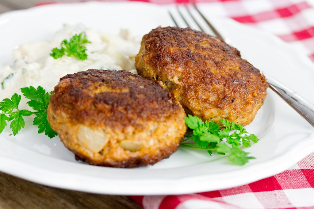Frikadellen schmecken köstlich zum Beispiel mit Kartoffelsalat.