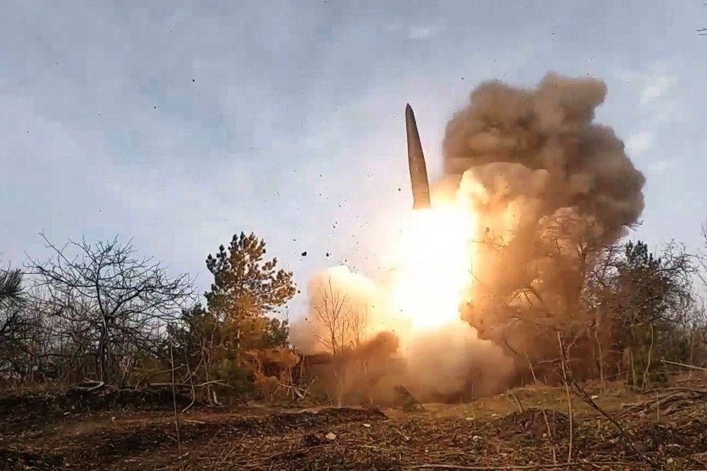 Start einer nuklearwaffenfähigen russischen Iskander-Rakete.