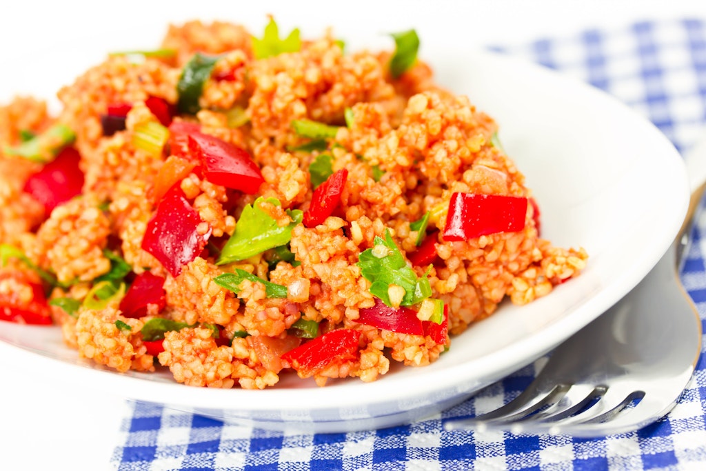 In der Abbildung ist dem Bulgur-Salat frischer Paprika beigemischt: Sie können das Rezept nach Ihrem Gusto abwandeln!