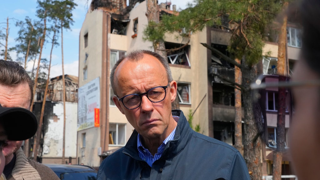 CDU-Chef Friedrich Merz war am Dienstag in der Ukraine, sah sich das verwüstete Irpin bei Kiew an.