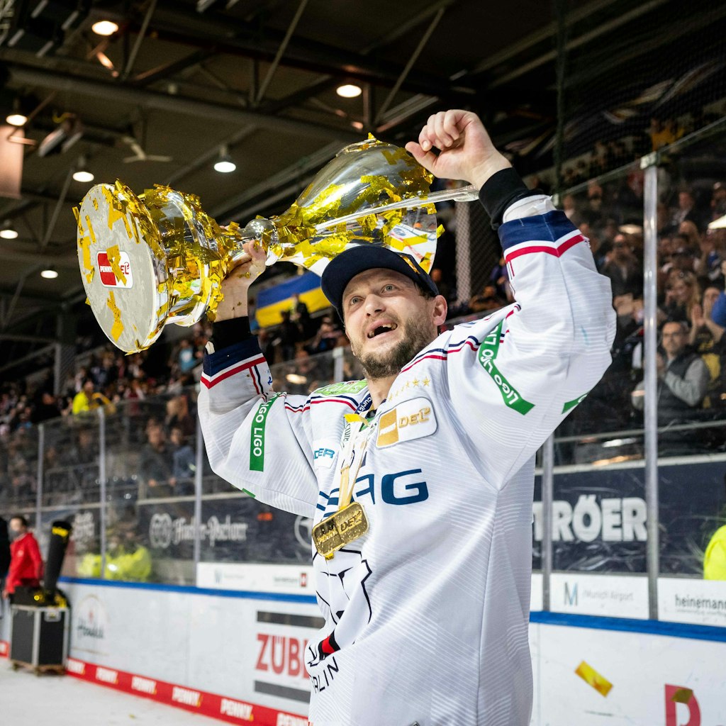 Mister Meister! Kapitän Frank Hördler stemmt zum neunten Mal mit den Eisbären den Pokal.