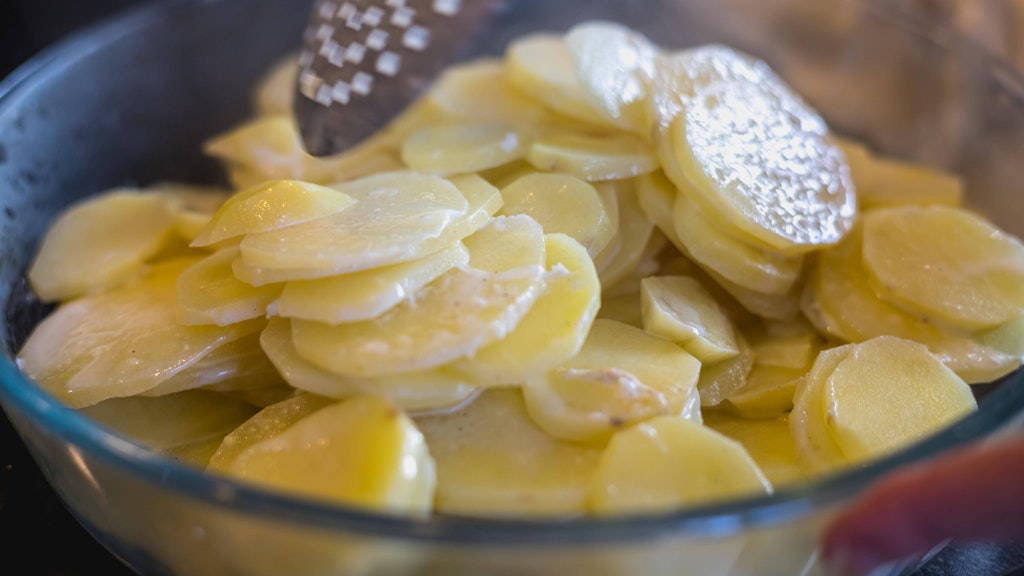 Leckeres Rezept: Die Kartoffeln werden für den Kartoffelauflauf in eine Form geschichtet und dann mit Käse überbacken.