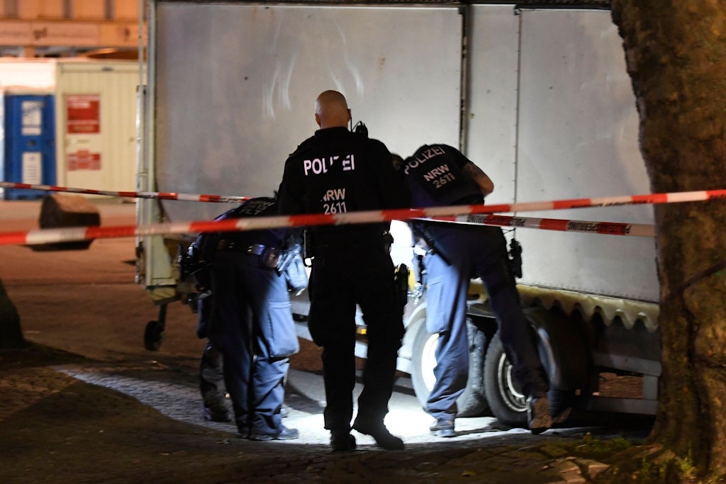 Polizisten suchen nach Spuren der Schießerei auf dem Hamborner Altmarkt. Hier ist ein Streit im Rocker-Milieu eskaliert.