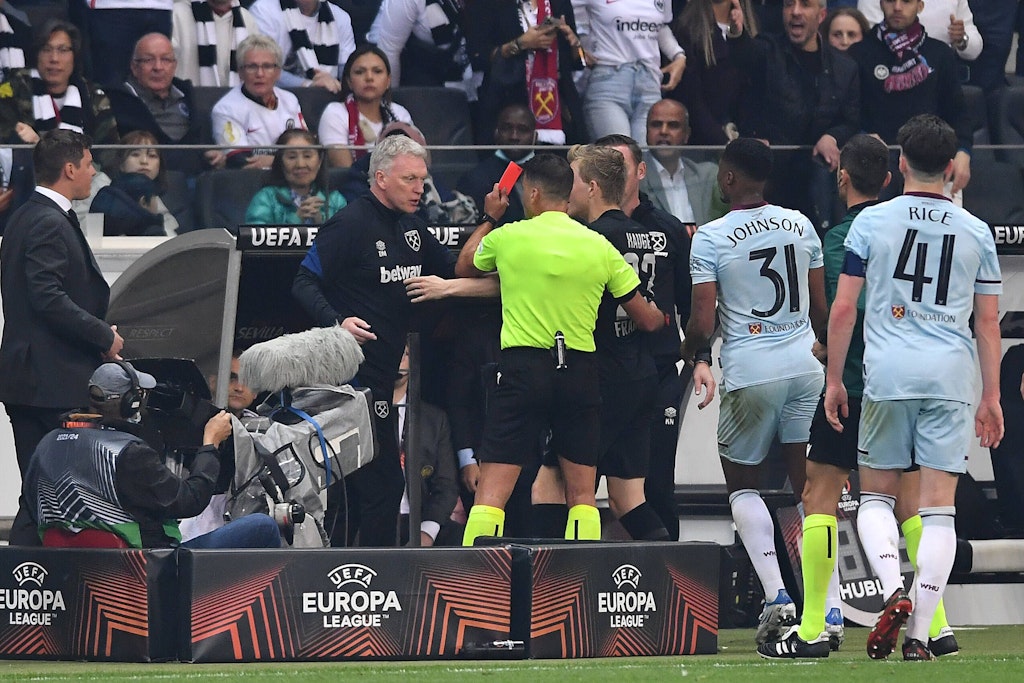 Der spanische Schiedsrichter Jesus Gil Manzano zeigt David Moyes die Rote Karte, weil der Trainer einen Ball aus Nahdistanz auf einen Balljungen schoss.