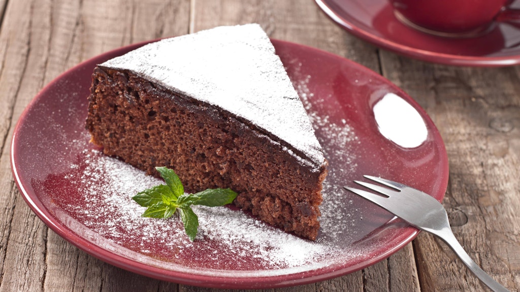 Den leckeren Becherkuchen mit Schokolade kann man auch prima mit Puderzucker bestäuben.