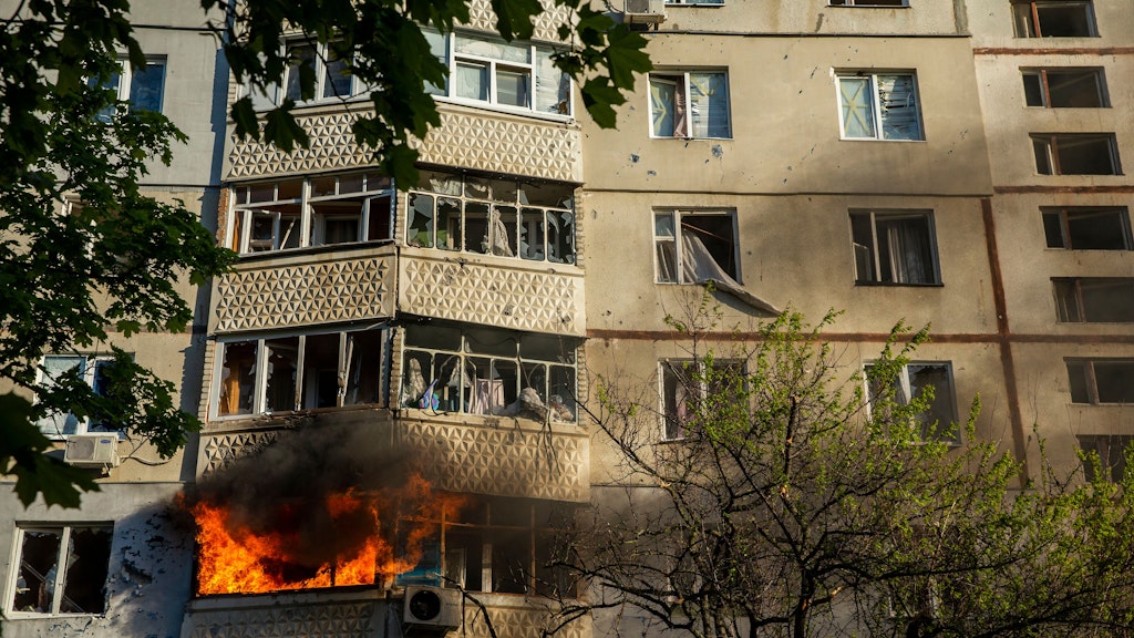 Ein Feuer brennt in einem Haus, nachdem Russland ein Wohnhaus in Saltivka, einem Wohngebiet in Charkiw, beschossen hat.