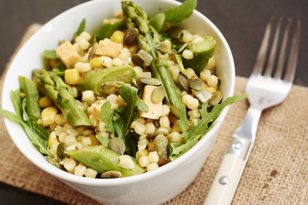 Der Spargelsalat mit Couscous ist der perfekte Sattmacher für alle, die abnehmen und trotzdem lecker essen wollen.