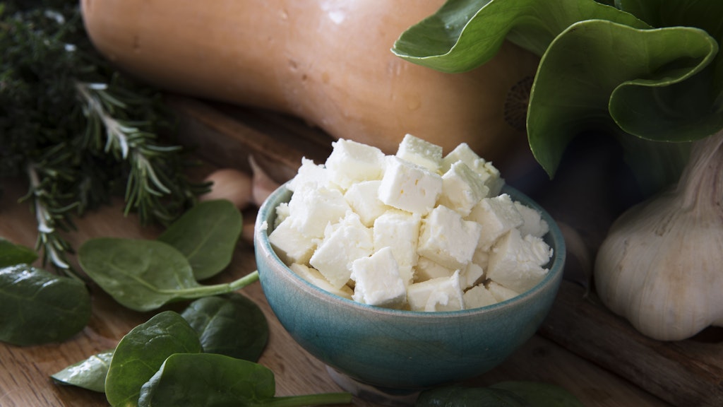 Feta ist ein geschützter Begriff für einen griechischen Salzlakenkäse aus Schafsmilch. Sie können für dieses Rezept auch jeden anderen Schafskäse in Salzlake verwenden.
