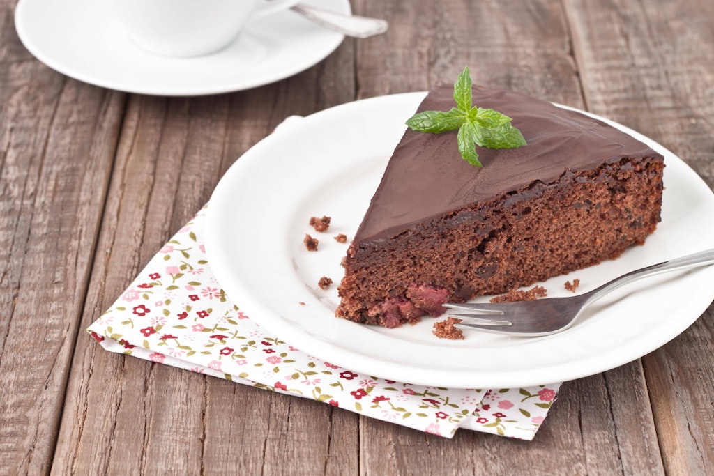 Dieser Schokoladenkuchen ist einfach lecker - und dank Rezept mit Becher-Taktik sehr leicht zuzubereiten.