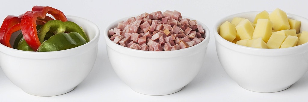 Die Zutaten für den 5-Tassen-Salat werden mit kleinen Tassen oder Schälchen abgemessen.