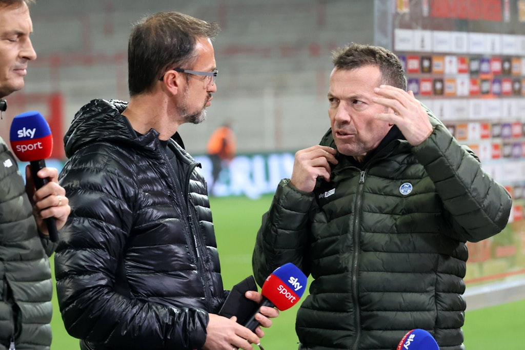Herthas Manager Fredi Bobic im Gespräch mit Lothar Matthäus.