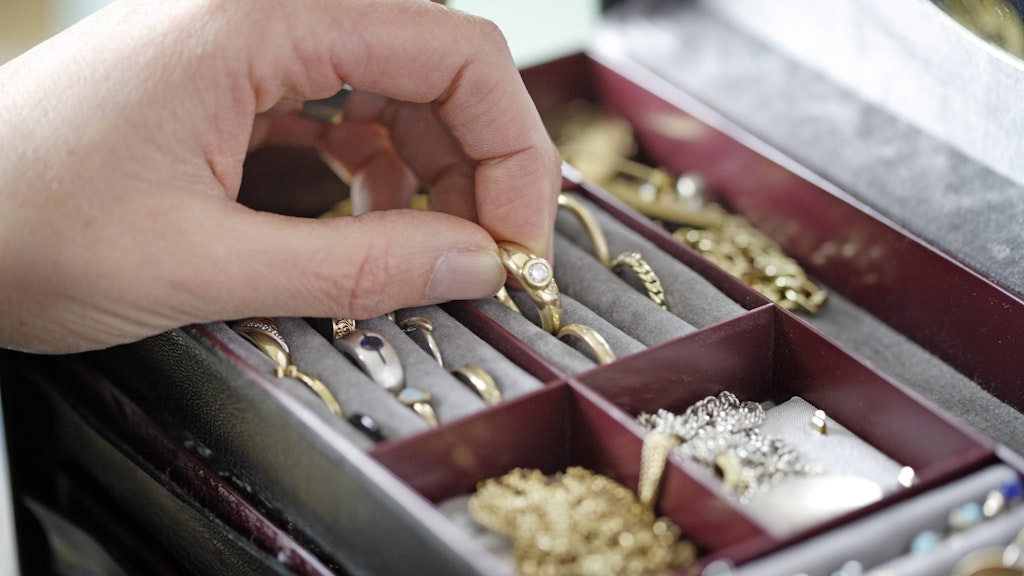 Alten Schmuck kann man wunderbar mit Rasierschaum reinigen.